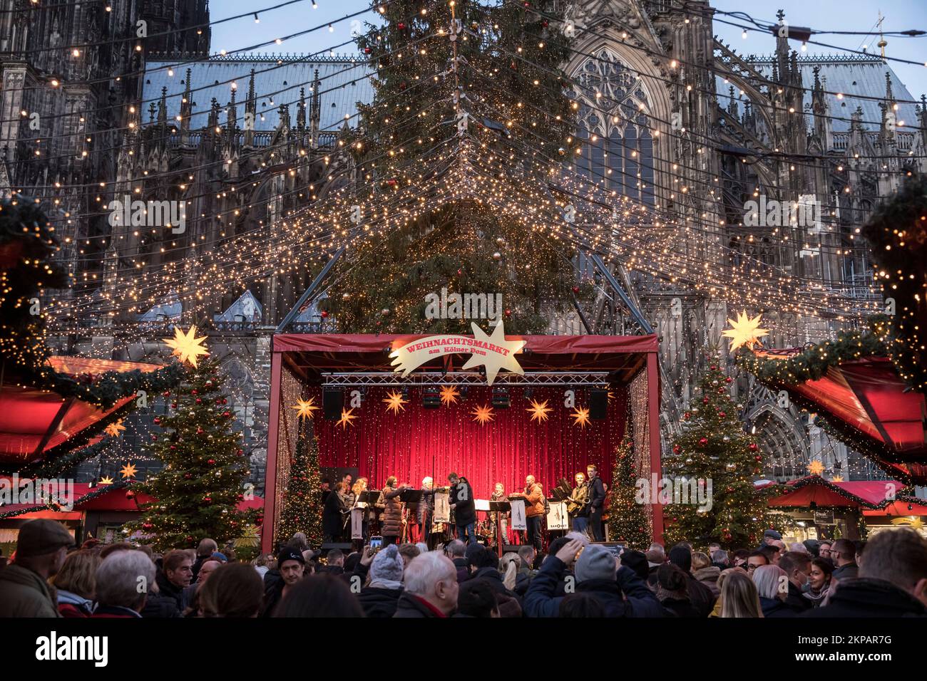 Bühne auf dem Weihnachtsmarkt am Roncalliplatz vor dem Kölner Dom. Buehne auf dem Weihnachtsmarkt auf dem Roncalliplatz am do Stockfoto
