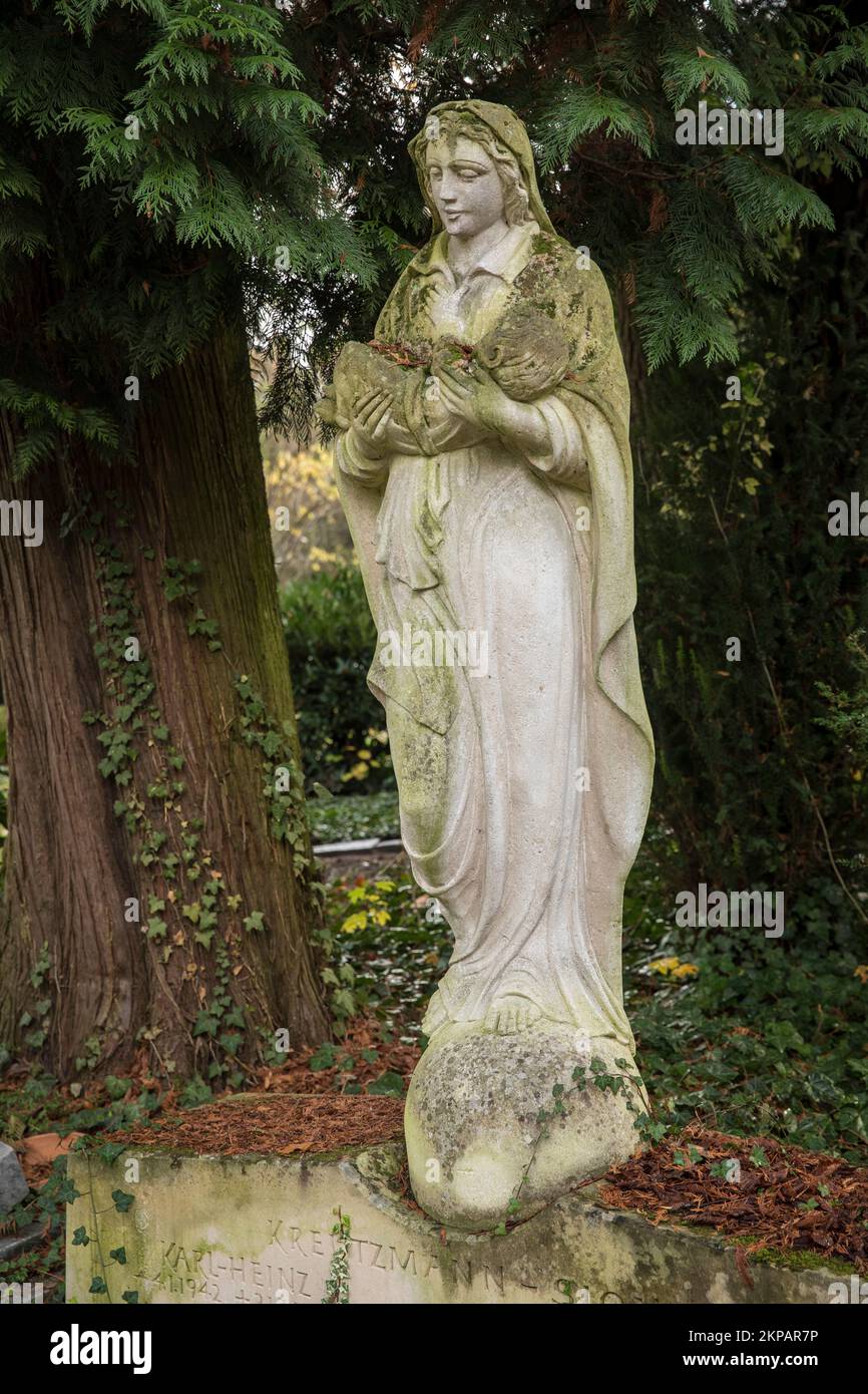 Jungfrau Maria mit Jesus Kind auf einem Grab auf dem Kölner Südfriedhof im Bezirk Zollstock, Köln, ermany. Marienfigur mit Jesuskind Stockfoto