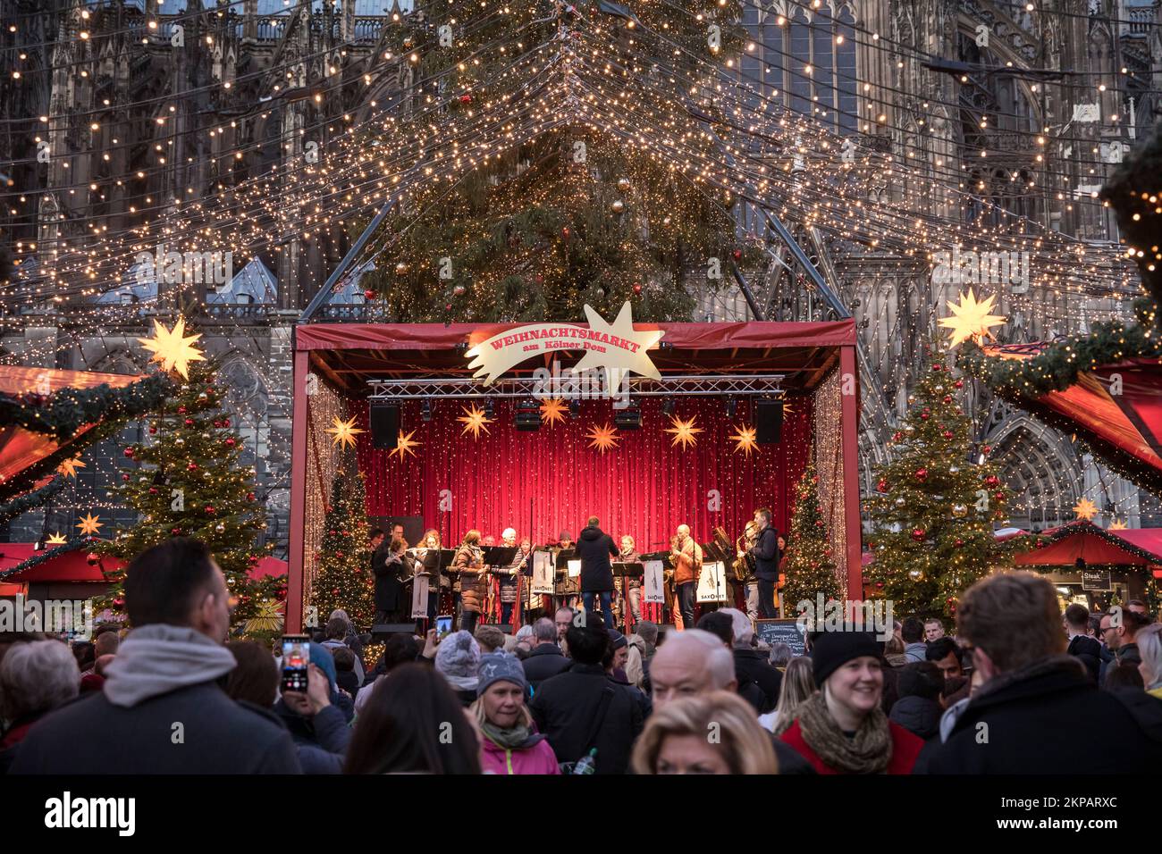 Bühne auf dem Weihnachtsmarkt am Roncalliplatz vor dem Kölner Dom. Buehne auf dem Weihnachtsmarkt auf dem Roncalliplatz am do Stockfoto
