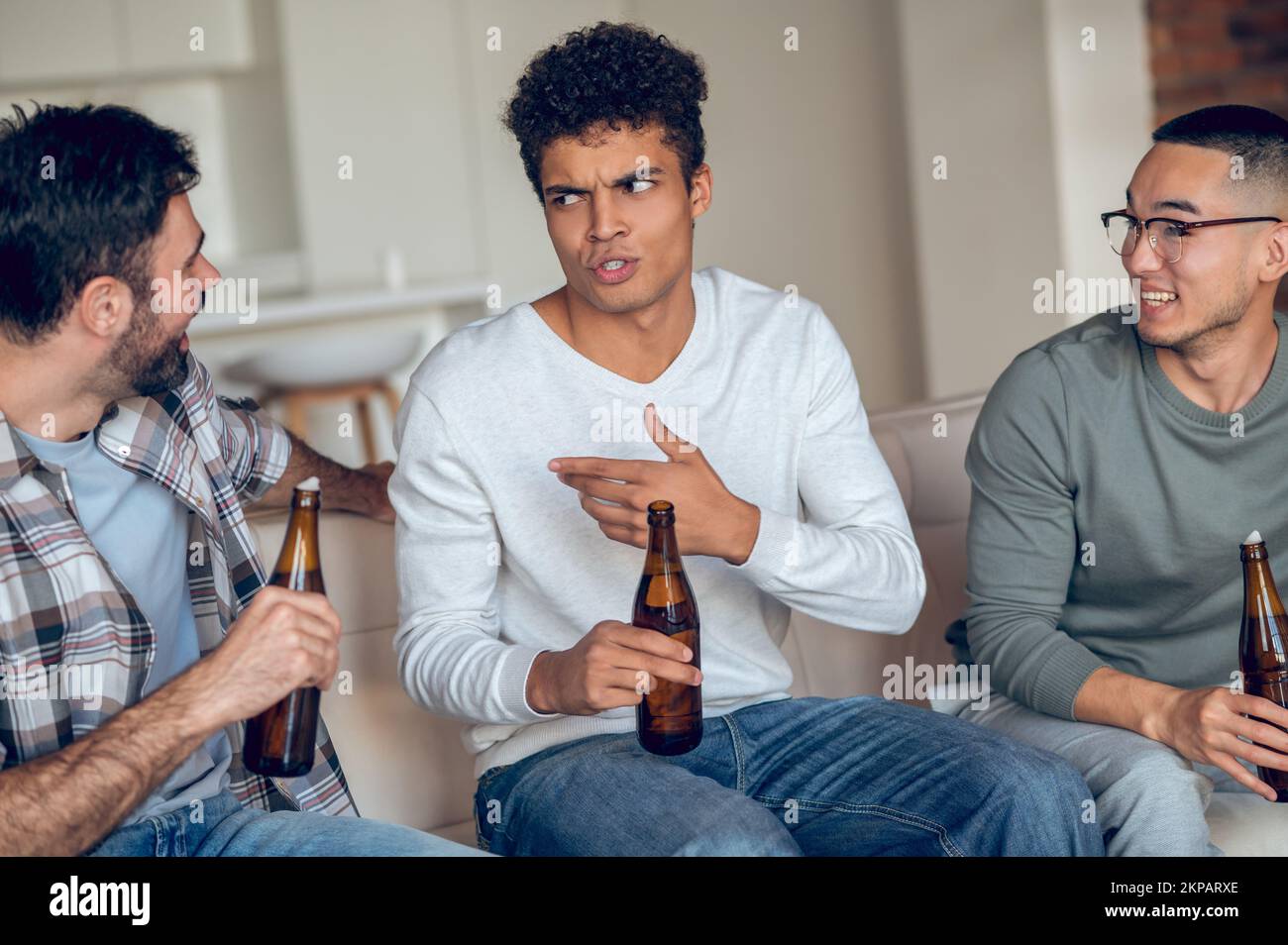 Drei Freunde verbringen ihre Freizeit zusammen Stockfoto