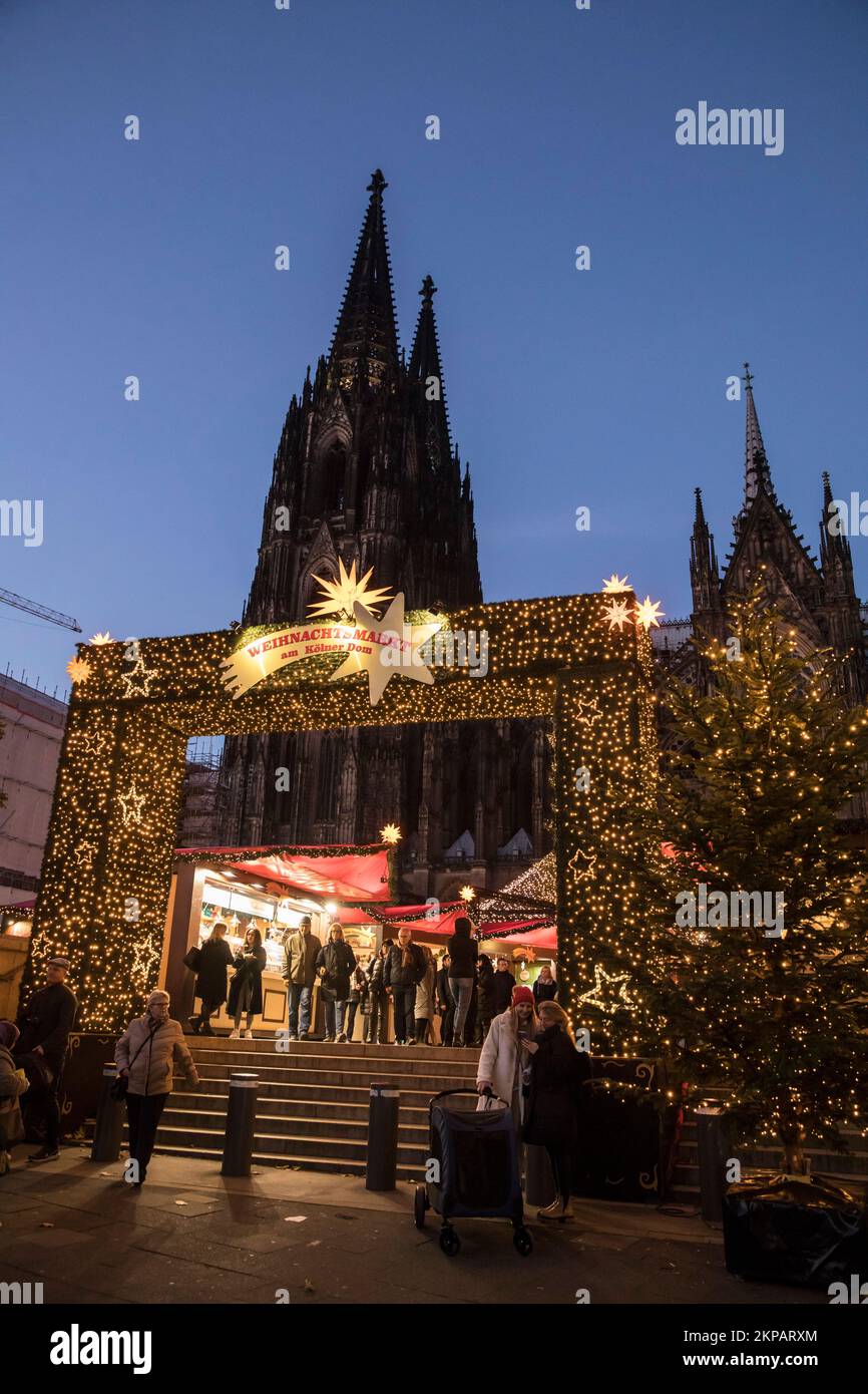 Der Weihnachtsmarkt am Roncalliplatz vor dem Kölner Dom. Der Weihnachtsmarkt auf dem Roncalliplatz am Dom, Köln, Deutschland Stockfoto
