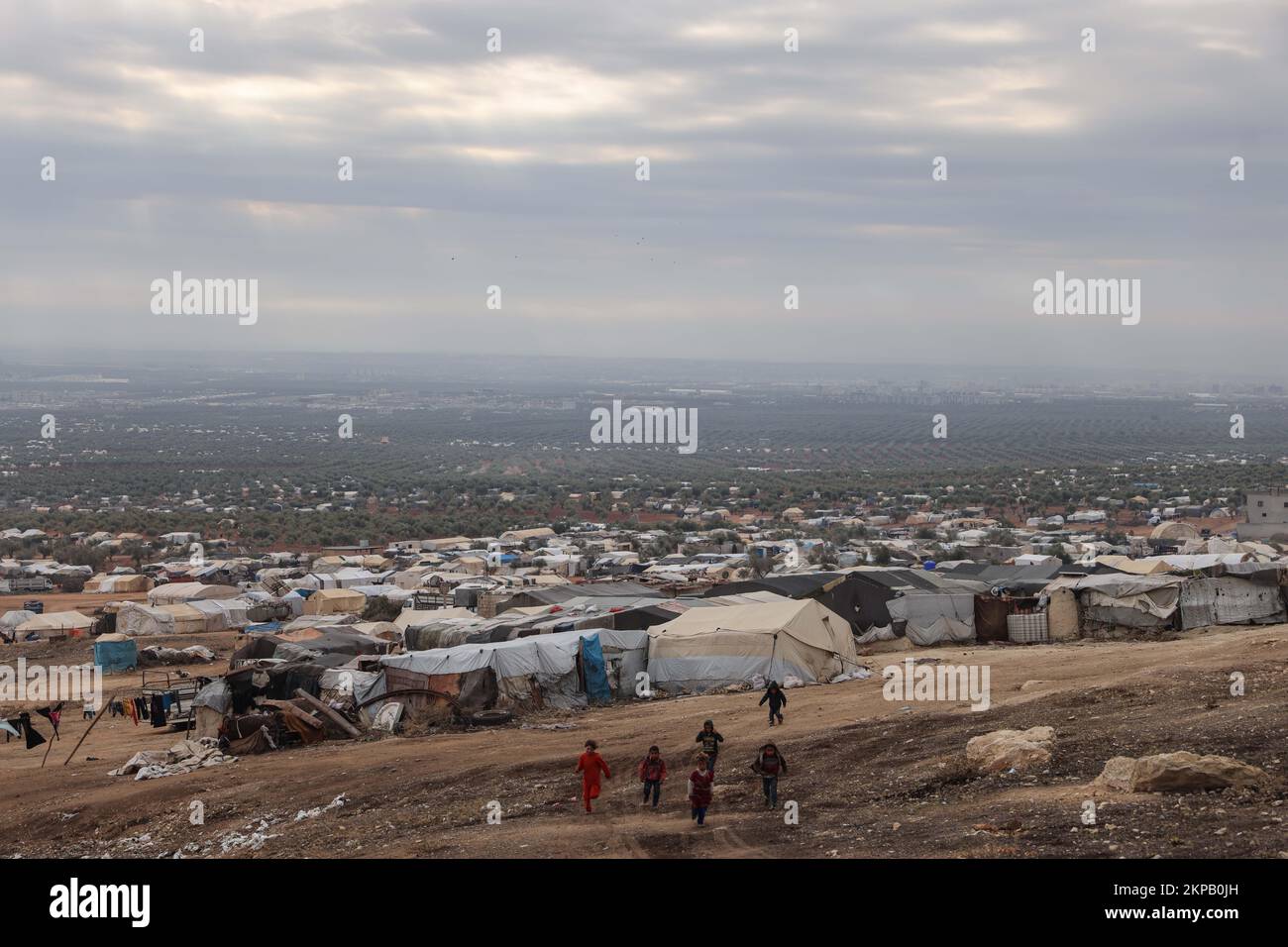 28. November 2022, Syrien, Azaz: Eine allgemeine Betrachtung des Flüchtlingslagers Bersaya in der Nähe der Grenze Bab al-Salama zur Türkei in der Stadt Azaz. Foto: Anas Alkharboutli/dpa Stockfoto