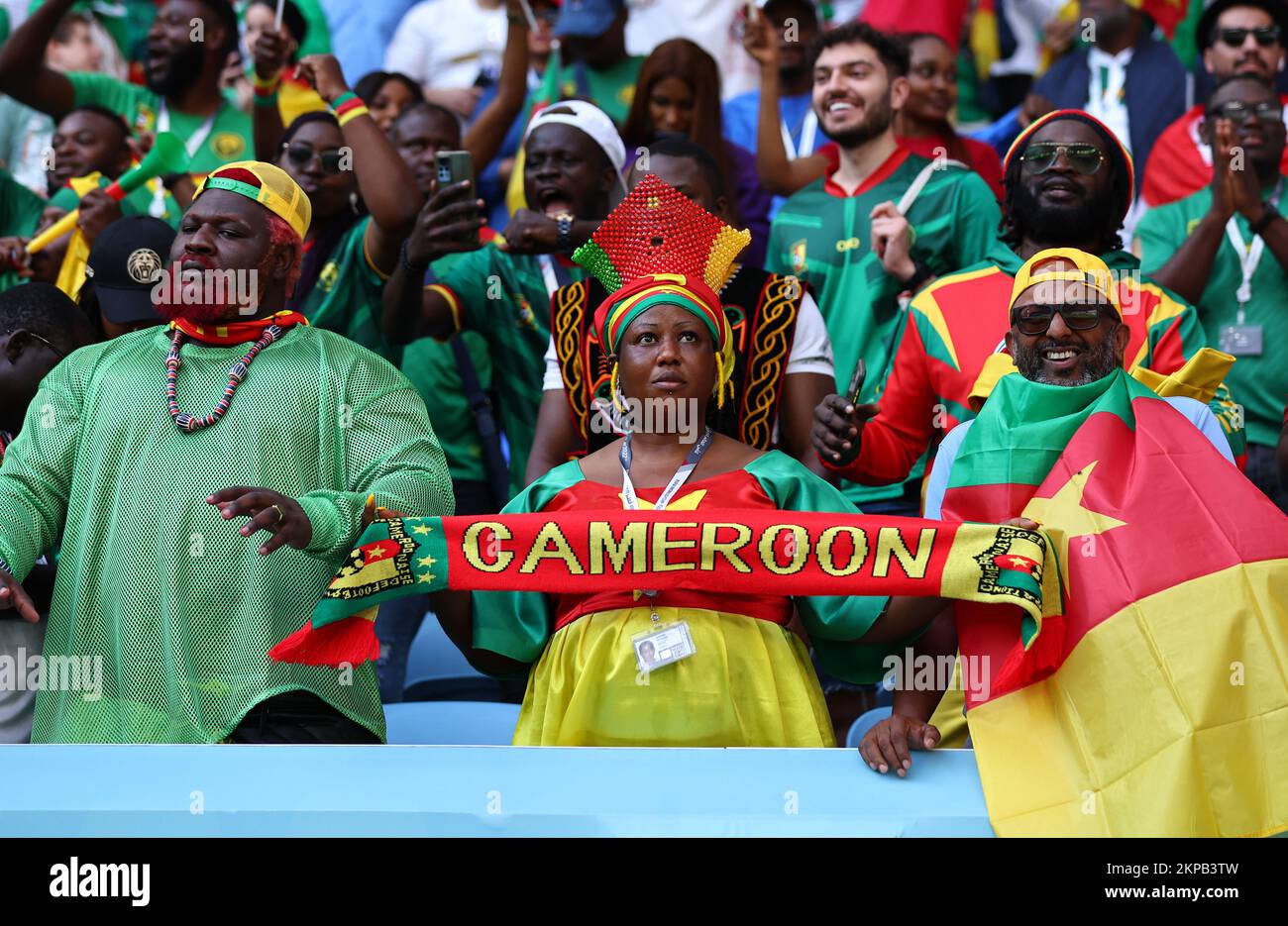 Al Wukair, Katar. 28.. November 2022. Kamerun-Fans während des Spiels der FIFA-Weltmeisterschaft 2022 im Al Janoub Stadium, Al Wukair. Der Bildausdruck sollte lauten: David Klein/Sportimage Credit: Sportimage/Alamy Live News/Alamy Live News Stockfoto