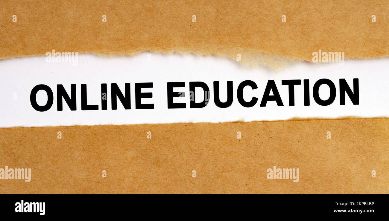 Bildungskonzept. In der Mitte des Handwerkspapiers gibt es eine Lücke, in der sich eine Inschrift auf weißem Hintergrund befindet - Online-Bildung Stockfoto