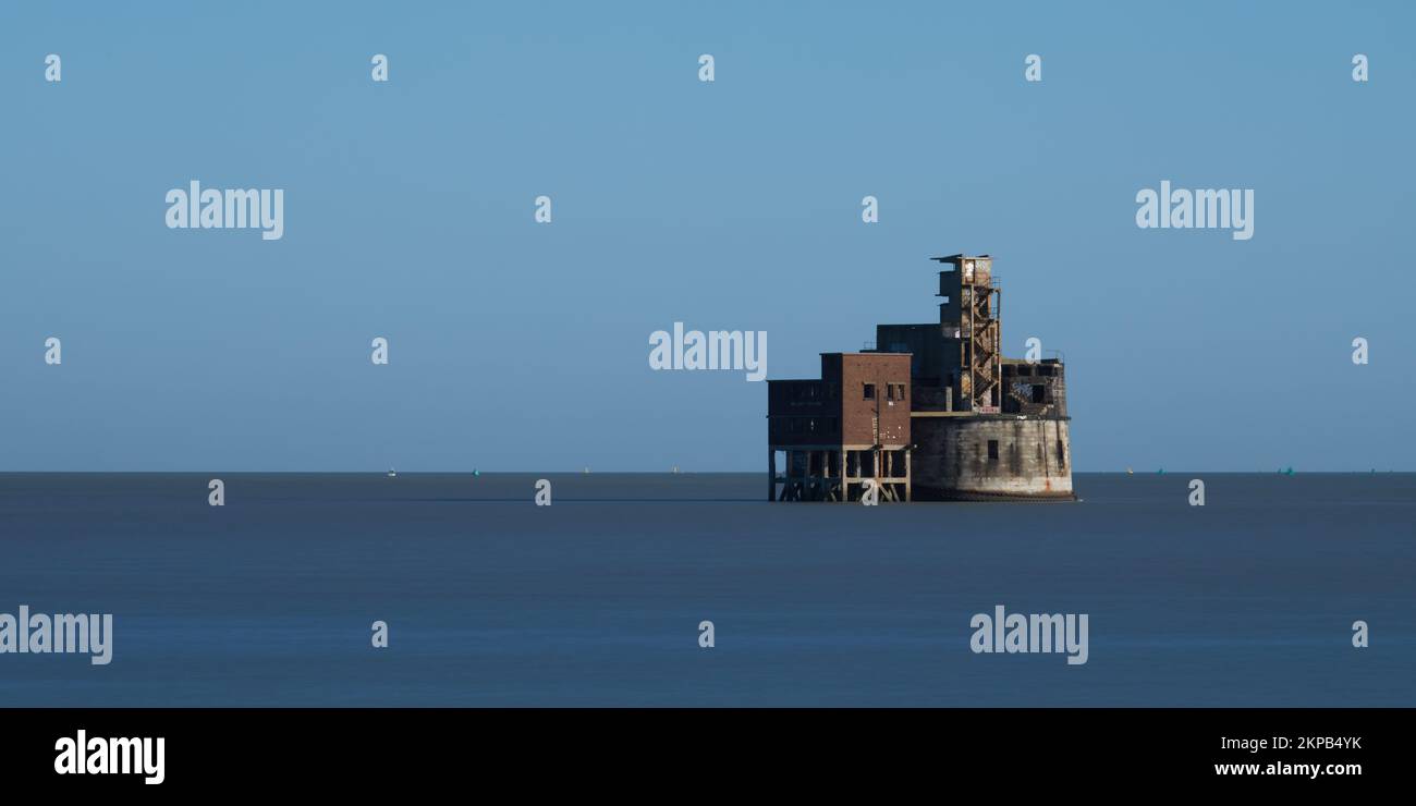 Die Grain Tower Battery, fotografiert vom Ufer der Insel des Getreides. Der Himmel ist völlig wolkenfrei. Stockfoto