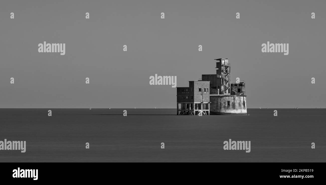 Die Grain Tower Battery, fotografiert vom Ufer der Insel des Getreides. Der Himmel ist völlig wolkenfrei. Stockfoto