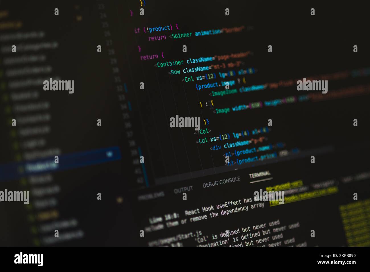 Programmiersprache auf einem schwarzen Bildschirm Hintergrund, Javascript code reagieren. Stockfoto