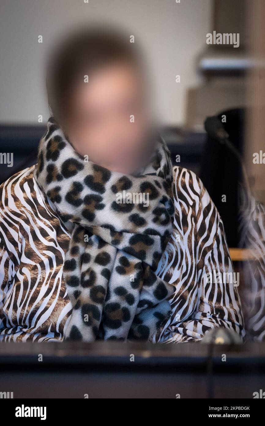 Verden, Deutschland. 28.. November 2022. Der Angeklagte sitzt vor Beginn des Prozesses im Gerichtssaal. Sie habe angeblich ihren Sohn, der Ende April 2019 geboren wurde, unzureichend betreut, obwohl sie den letzten lebensbedrohlichen Zustand des Kindes erkannt habe. Das Baby starb im Mai 2019. Kredit: Sina Schuldt/dpa - ACHTUNG: Angeklagte auf Anweisung des Gerichts/dpa/Alamy Live News pixeliert Stockfoto