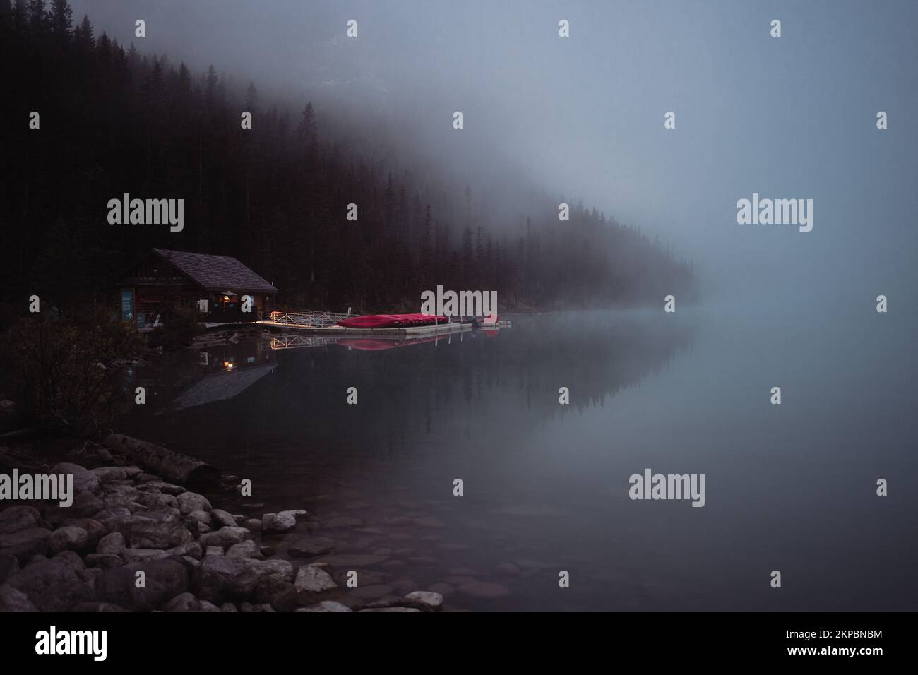 Eine einsame Berghütte am Lake Louise früh am neblig kalten Morgen Stockfoto