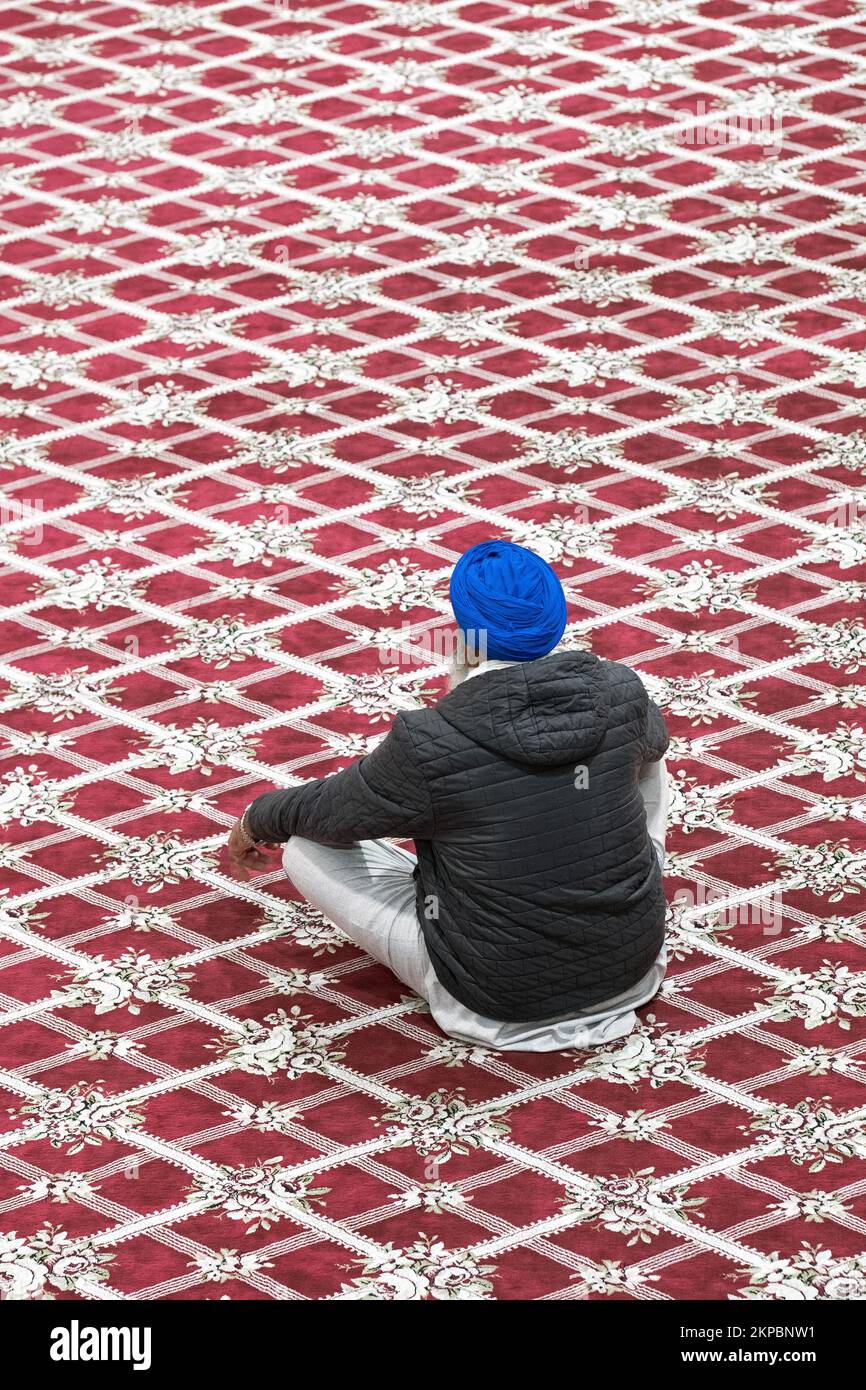 Ein unidentifizierter Sikh-Verehrer betet und meditiert in einem Tempel in Richmond Hill, Queens, New York City. Stockfoto