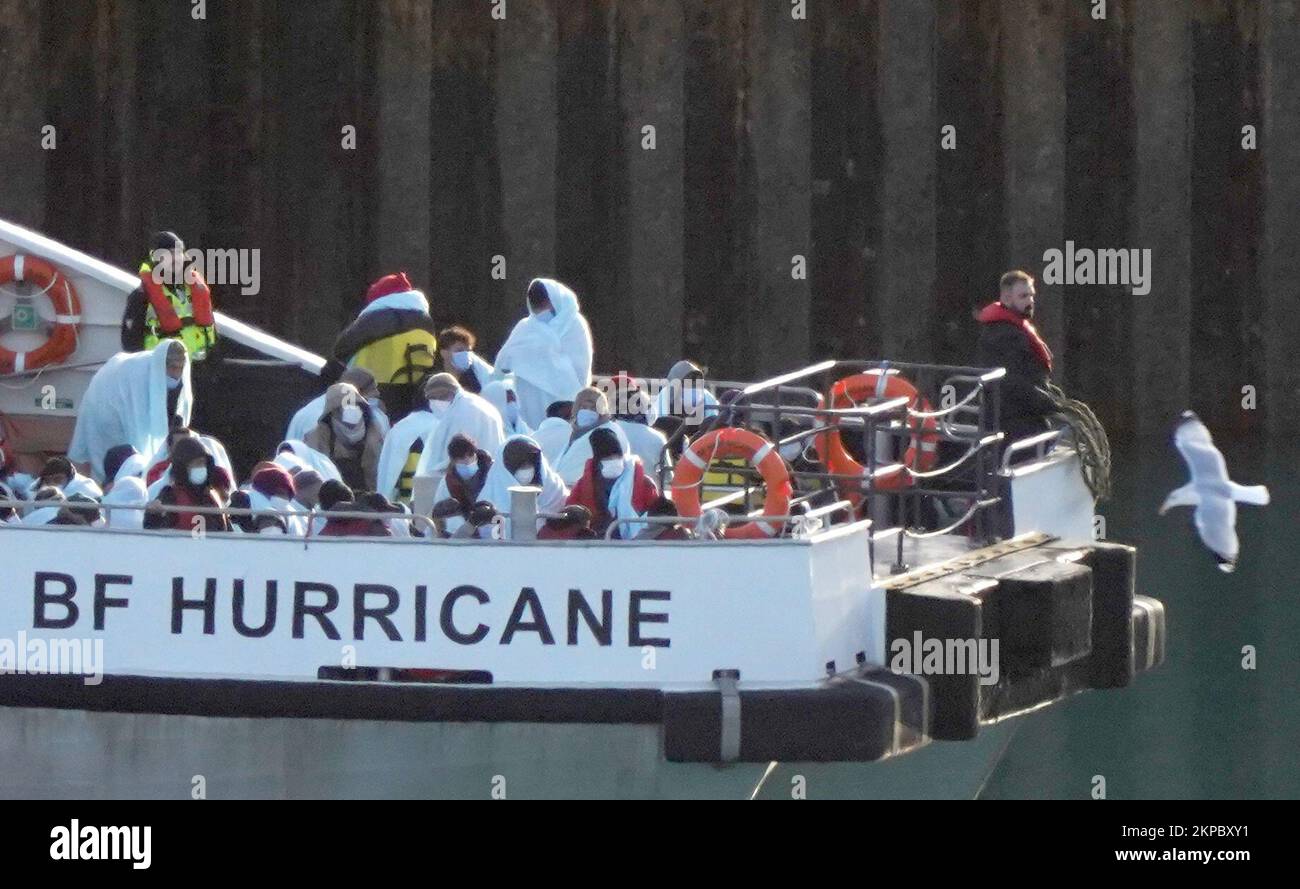 Eine Gruppe von Menschen, die als Migranten gelten, wird nach einem kleinen Bootsunglück im Ärmelkanal nach Dover, Kent, an Bord eines Border Force Schiffes gebracht. Foto: Montag, 28. November 2022. Stockfoto