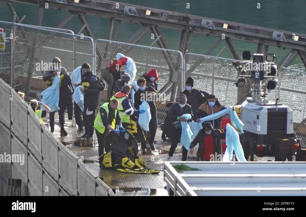 Eine Gruppe von Menschen, die als Migranten gelten, wird nach einem Zwischenfall mit einem kleinen Boot im Ärmelkanal durch das Grenzkraftwerk in Dover, Kent, geführt. Foto: Montag, 28. November 2022. Stockfoto