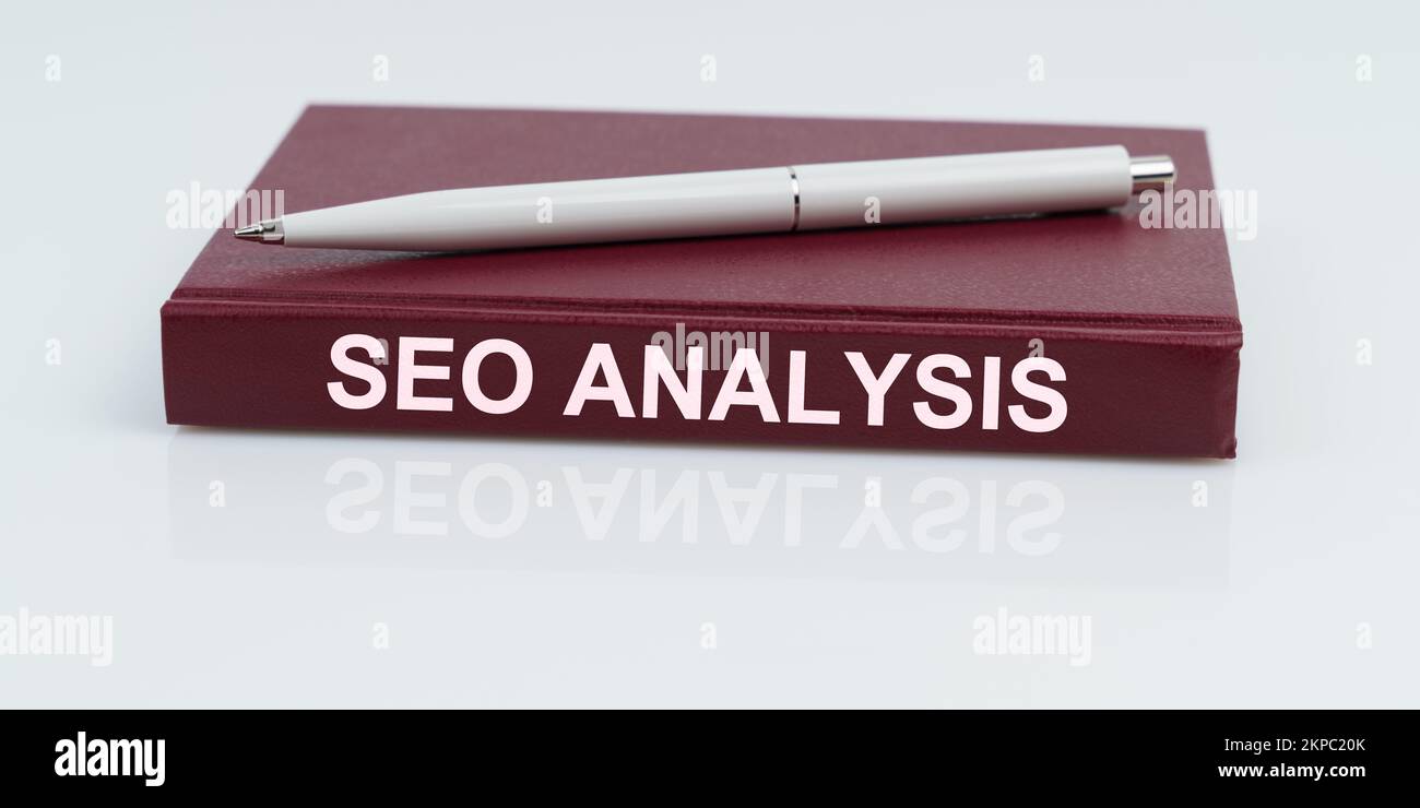 Geschäfts- und Finanzkonzept. Auf einer weißen Oberfläche liegen ein Stift und ein Notizbuch mit der Aufschrift - SEO-ANALYSE Stockfoto