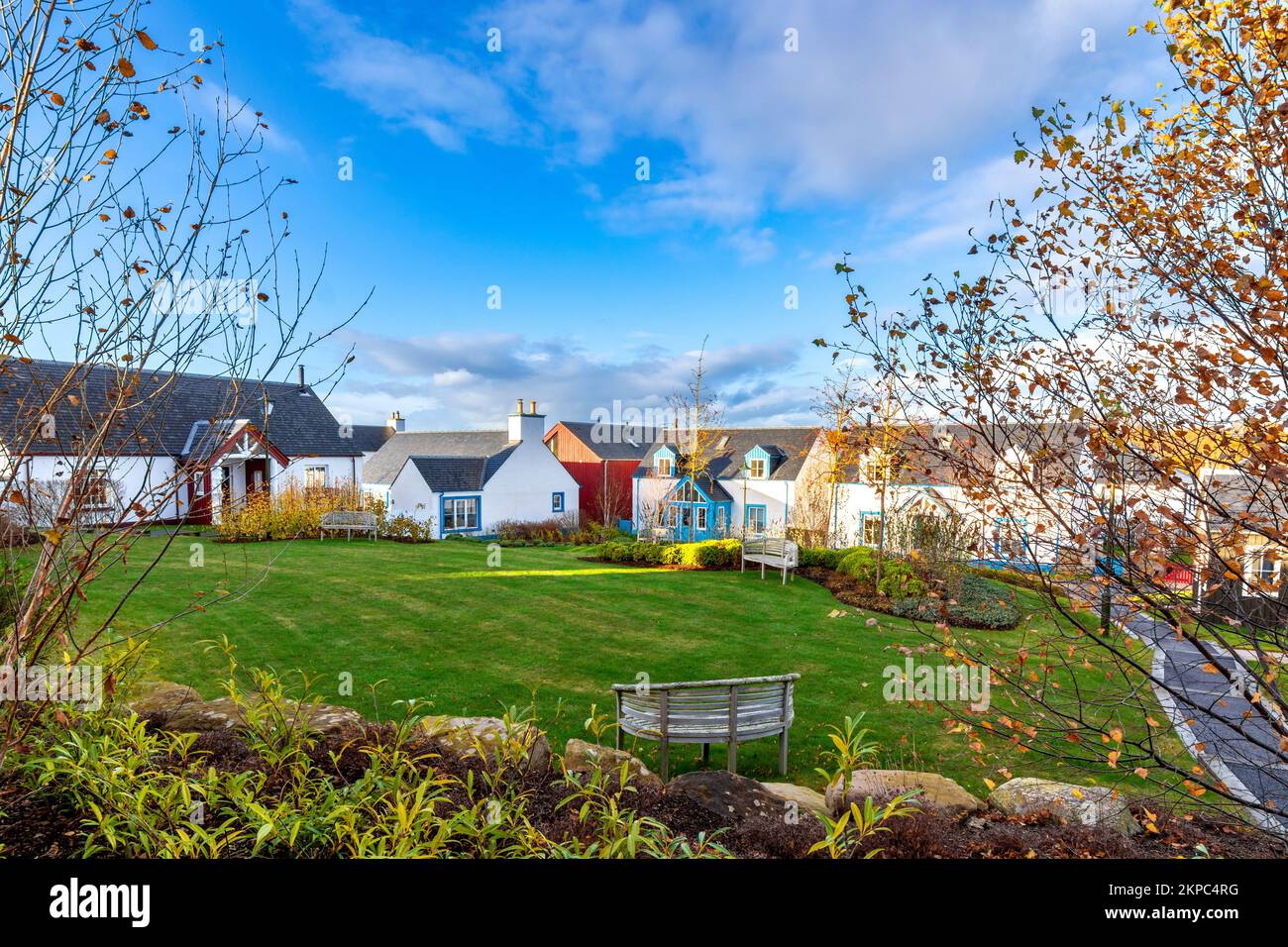 Tornagrain Inverness Schottland ein geplantes Dorf, ein Grün und Häuser von der Malvina Lane aus gesehen Stockfoto