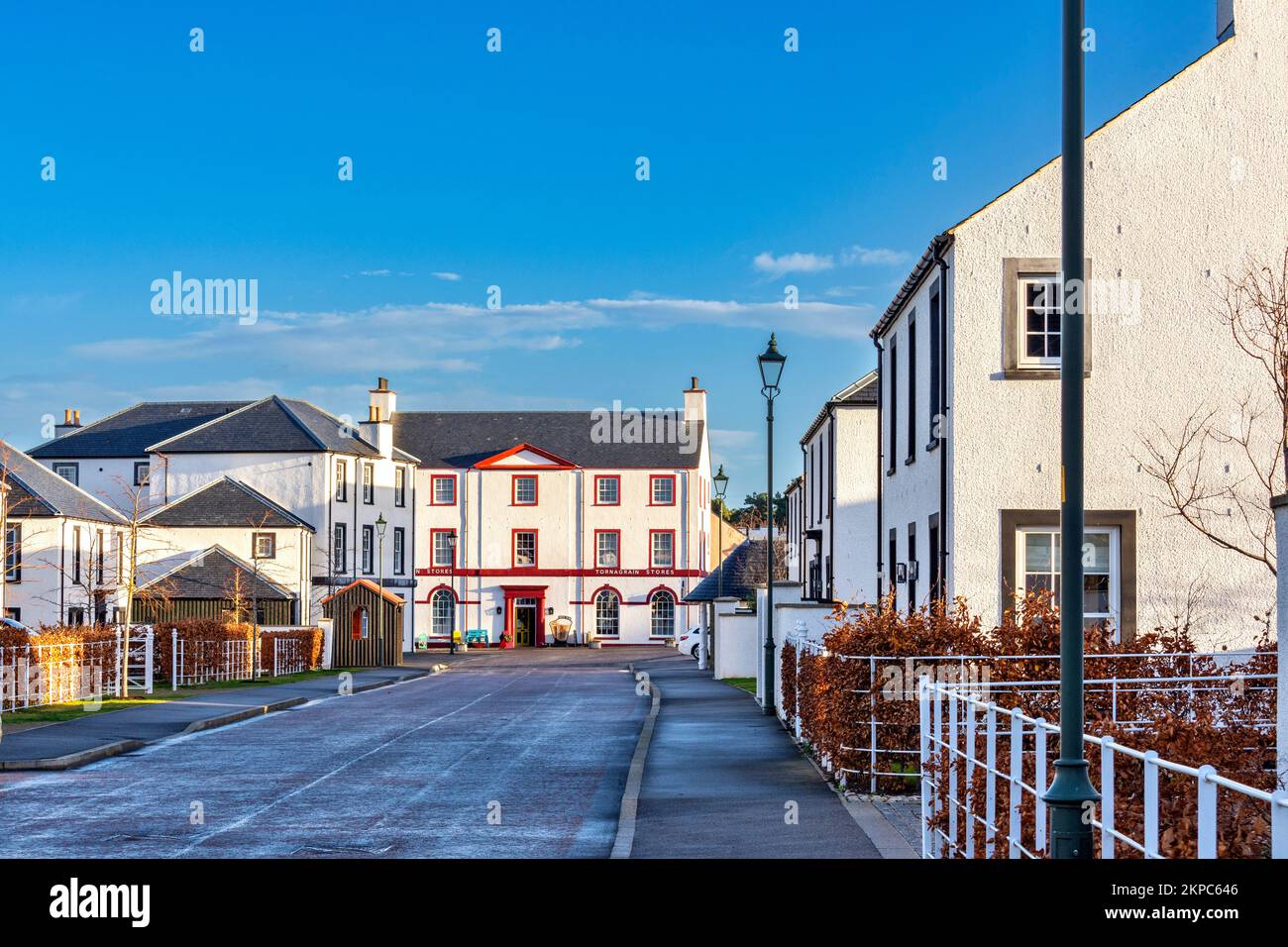 Tornagrain Inverness Schottland ein geplantes Dorf Hillhead Road und Tornagrain Stores Stockfoto
