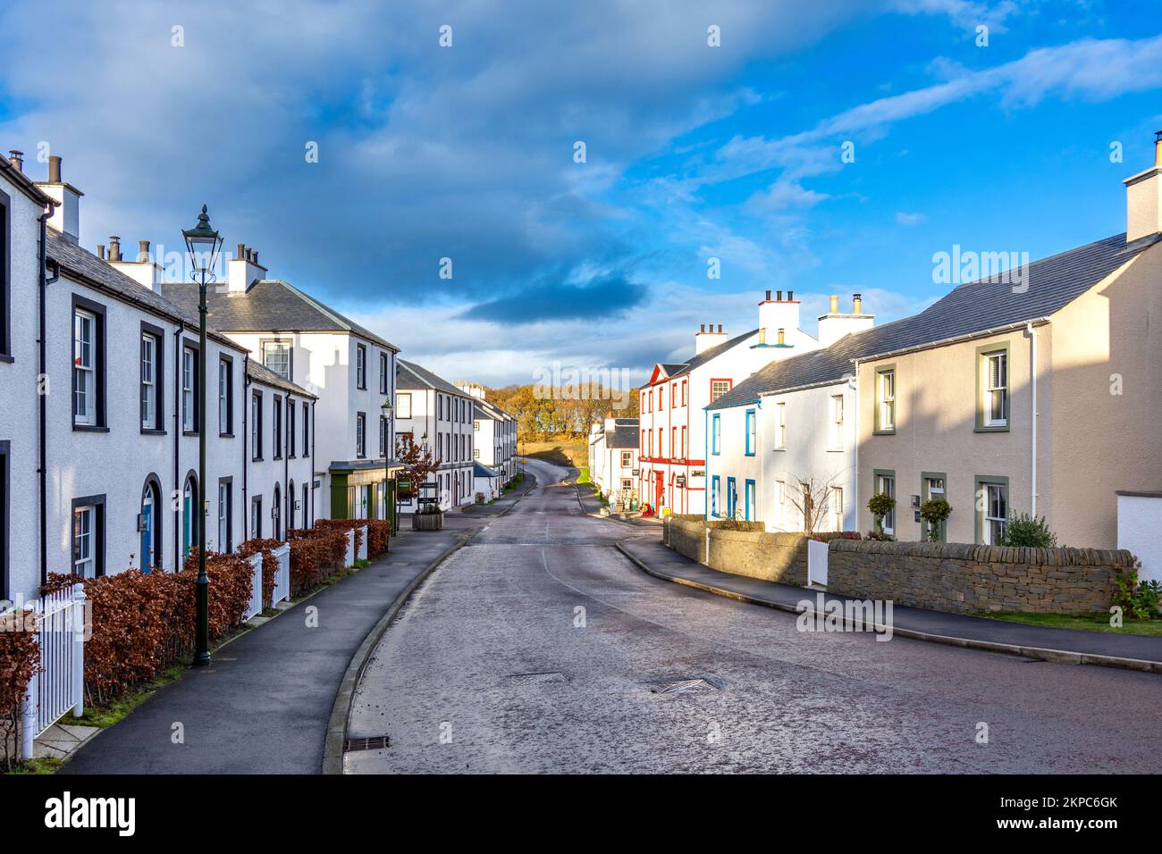 Tornagrain Inverness Schottland ein geplantes Dorf mit Blick auf die Croy Road in Richtung des Ladengebäudes Stockfoto