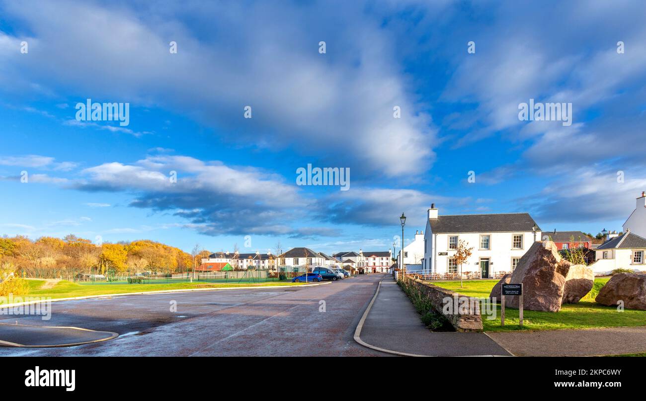Tornagrain Inverness Schottland ein geplantes Dorf mit Blick auf die Hillhead Road und über Tennisplätze und Spielplatz Stockfoto