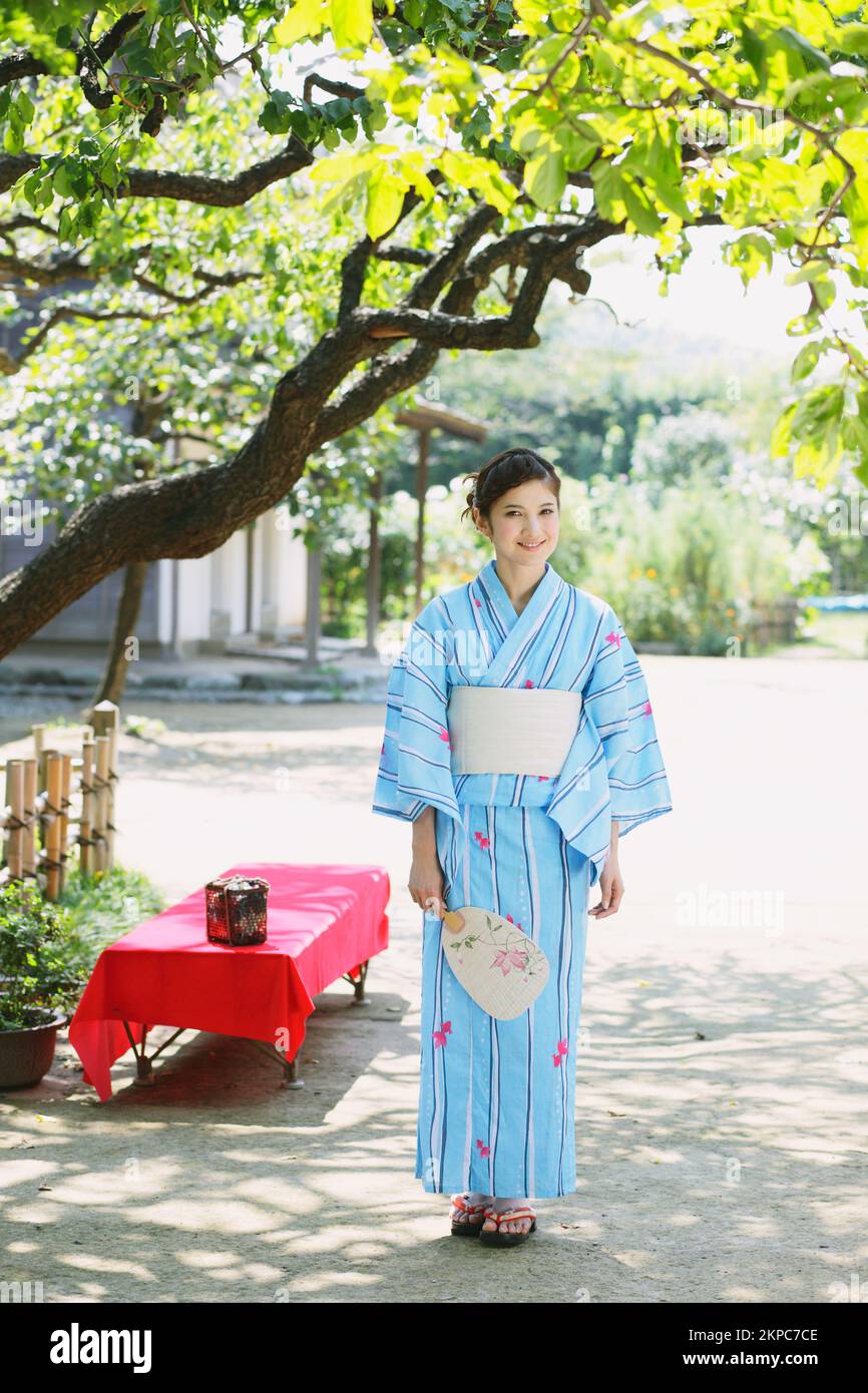 Japanische Frau in Yukata Stockfoto