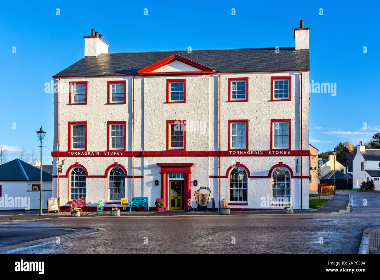 Tornagrain Inverness Schottland ein geplantes Dorf, das Tornagrain Stores Gebäude in der Croy Road Stockfoto