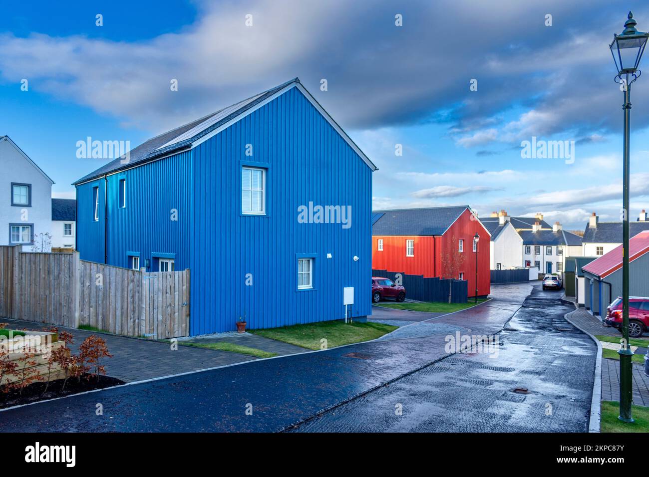 Tornagrain Inverness Schottland ein geplantes Dorf mit farbigen Holzhäusern Stockfoto