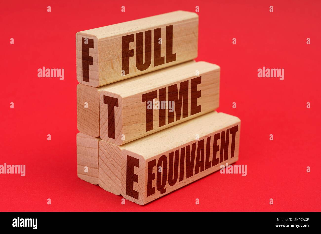 Business- und Economy-Konzept. Auf rotem Hintergrund Holzblöcke mit der Aufschrift - Vollzeitäquivalent Stockfoto