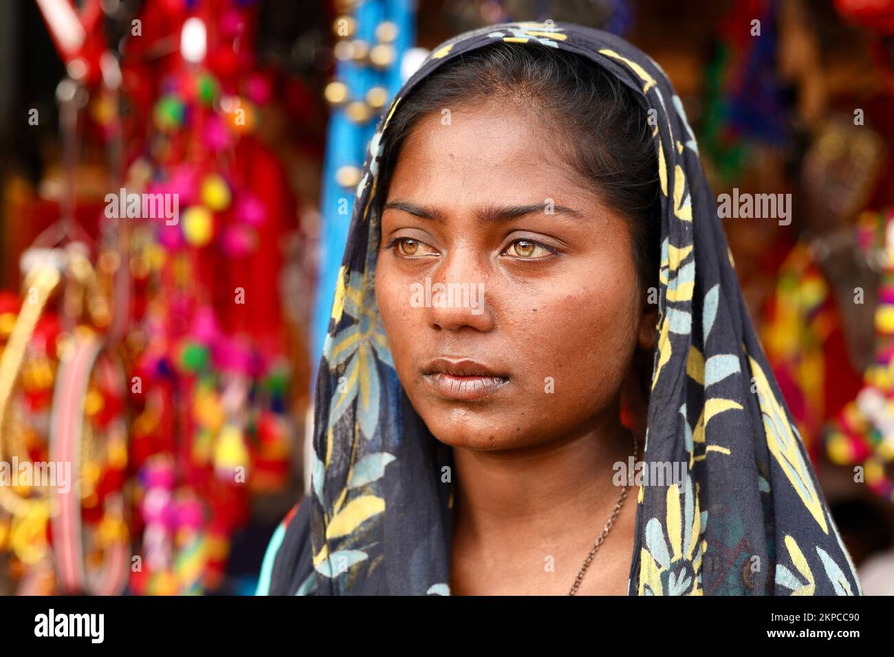 Ein Porträt eines jungen indischen Kalbelia-Stammesmädchens mit grünen und gelben Augen Stockfoto