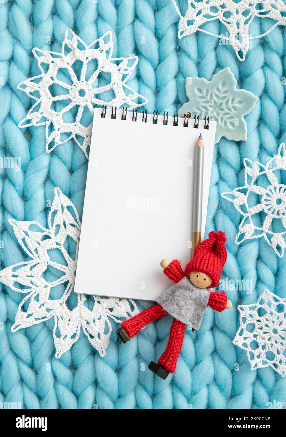 Flache Ansicht einer leeren Seite mit weißem Notizbuch zum Erstellen von Weihnachtsgeschenken Wunschzettel oder Schreiben eines Briefes an den Weihnachtsmann, Weihnachtswerbung. Stockfoto