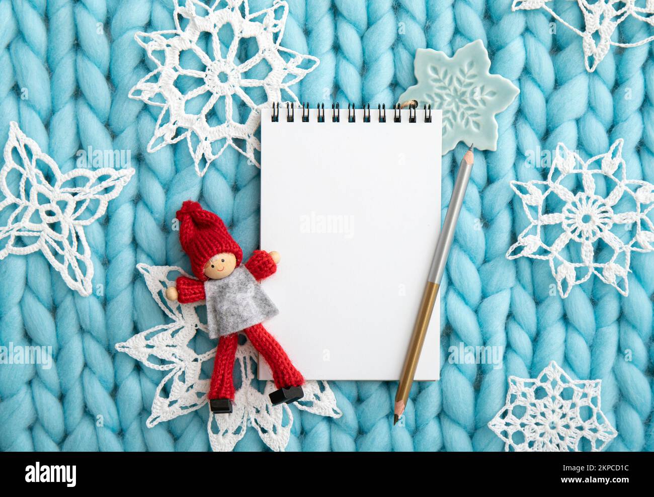 Flache Ansicht einer leeren Seite mit weißem Notizbuch zum Erstellen von Weihnachtsgeschenken Wunschzettel oder Schreiben eines Briefes an den Weihnachtsmann, Weihnachtswerbung. Stockfoto