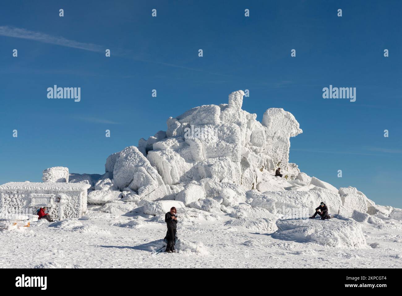 Reimeis, schneebedeckt, Felsformationen, Menschen, sonnig, Winter, Black Peak Summit, Vitosha Mountain, Sofia Bulgarien, Bulgarien, Osteuropa, Balkan Stockfoto