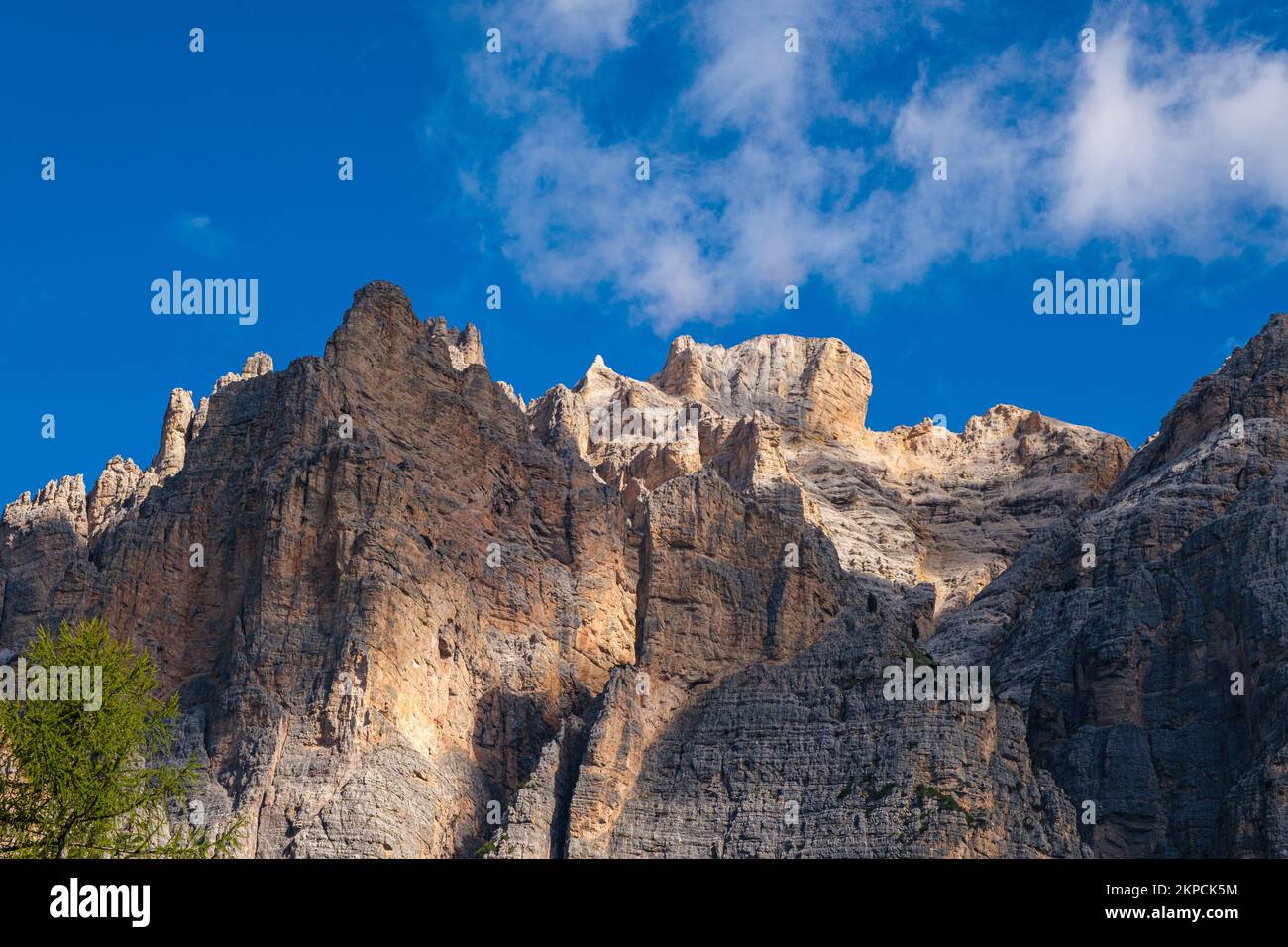 Großartige Bergkette in den Dolomiten mit großartigen Lichtverhältnissen Stockfoto