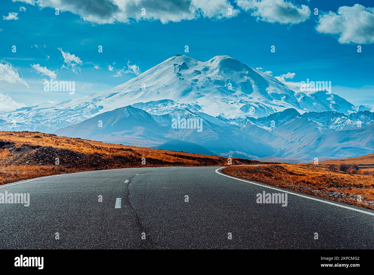 Die Straße, die zum Berg führt. Wunderschöne Berglandschaft. Nahaufnahme der Straße. Der Weg nach Elbrus, Kabardino-Balkaria, Russland. Stockfoto