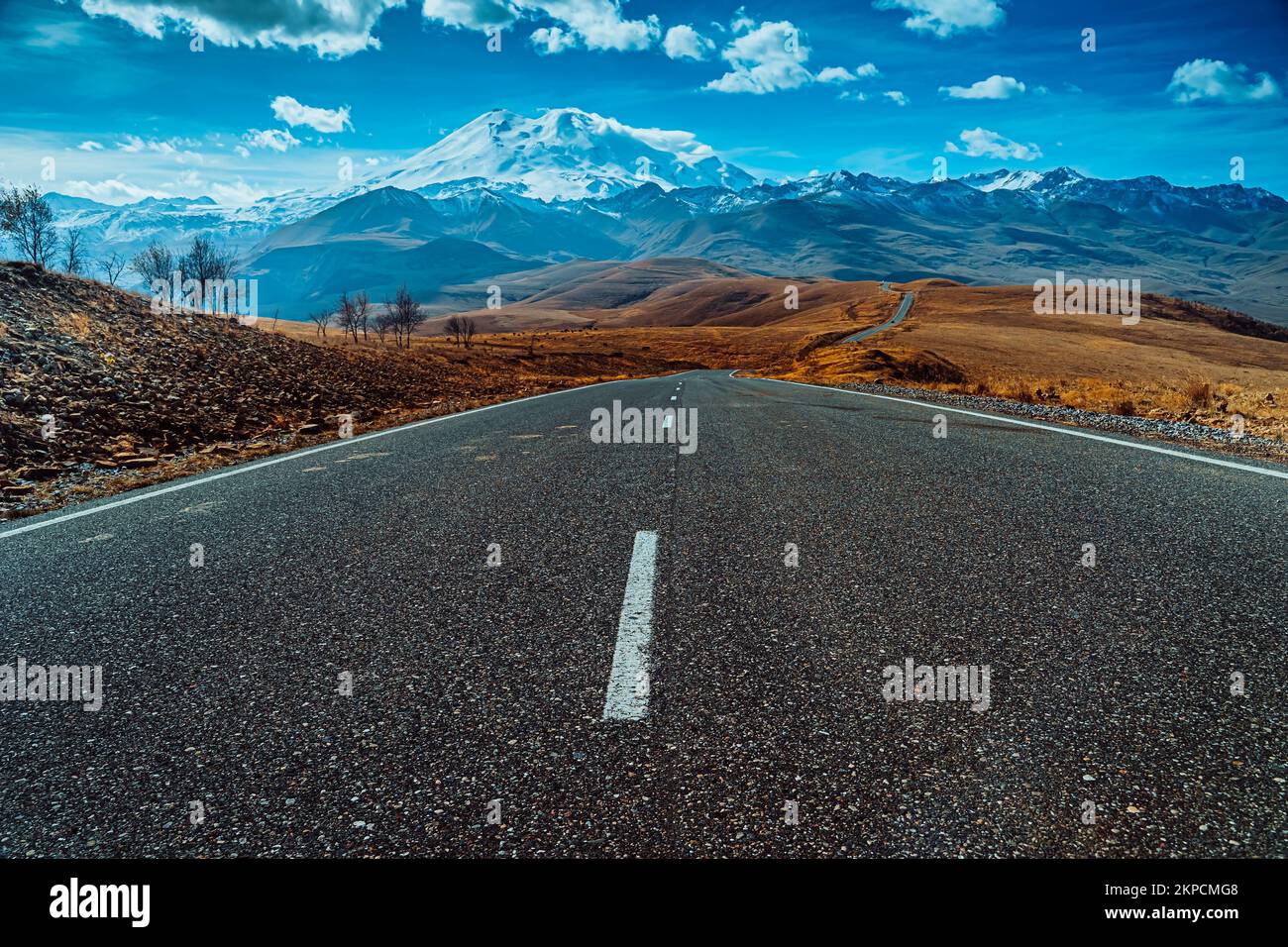 Die Straße, die zum Berg führt. Wunderschöne Berglandschaft. Nahaufnahme der Straße. Der Weg nach Elbrus, Kabardino-Balkaria, Russland. Stockfoto