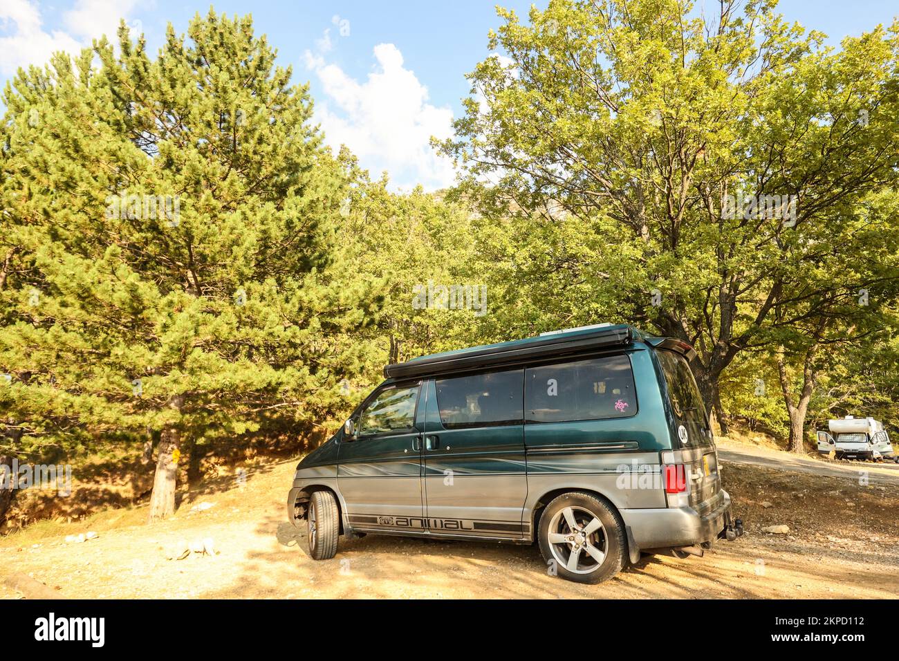 Camping le Galetas, Pont du Galetas, Plage du Galetas, Lac de Sainte Croix, Parc naturel Regional du Verdon, Verdon Gorge, die Verdon Gorge ist ein Flussschlucht in der Region Provence-Alpes-Côte d'Azur im Südosten Frankreichs. Die Gorges du Verdon, der größte Canyon Europas. Die Gorges du Verdon, ein absolutes muss in der Provence, Frankreich und Europa, erwarten Sie und versprechen unvergessliche Erinnerungen! Gilt als französischer „Grand Canyon“. Er ist etwa 25 km lang und bis zu 700 Meter tief. August, Hitzewelle, Sommer, Dürre, trocken, Flussbett, Flussbett, Europa, europäisch Stockfoto