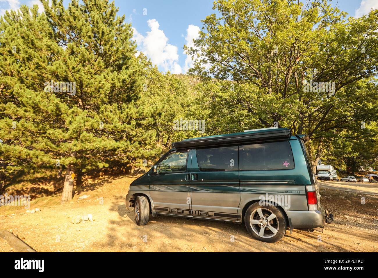 Camping le Galetas, Pont du Galetas, Plage du Galetas, Lac de Sainte Croix, Parc naturel Regional du Verdon, Verdon Gorge, die Verdon Gorge ist ein Flussschlucht in der Region Provence-Alpes-Côte d'Azur im Südosten Frankreichs. Die Gorges du Verdon, der größte Canyon Europas. Die Gorges du Verdon, ein absolutes muss in der Provence, Frankreich und Europa, erwarten Sie und versprechen unvergessliche Erinnerungen! Gilt als französischer „Grand Canyon“. Er ist etwa 25 km lang und bis zu 700 Meter tief. August, Hitzewelle, Sommer, Dürre, trocken, Flussbett, Flussbett, Europa, europäisch Stockfoto