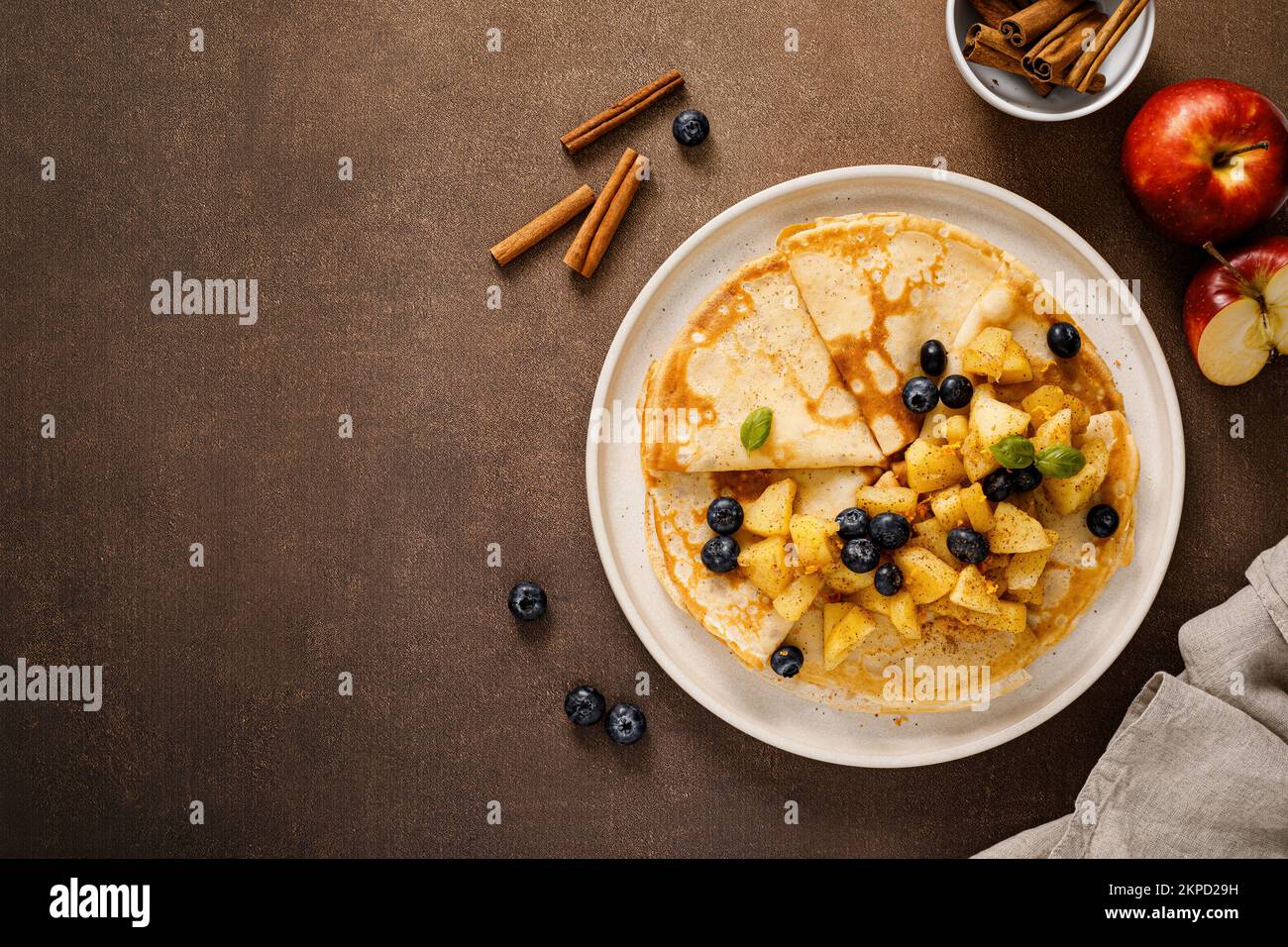 Crepes mit karamellisierten Zimtäpfeln, Draufsicht Stockfoto