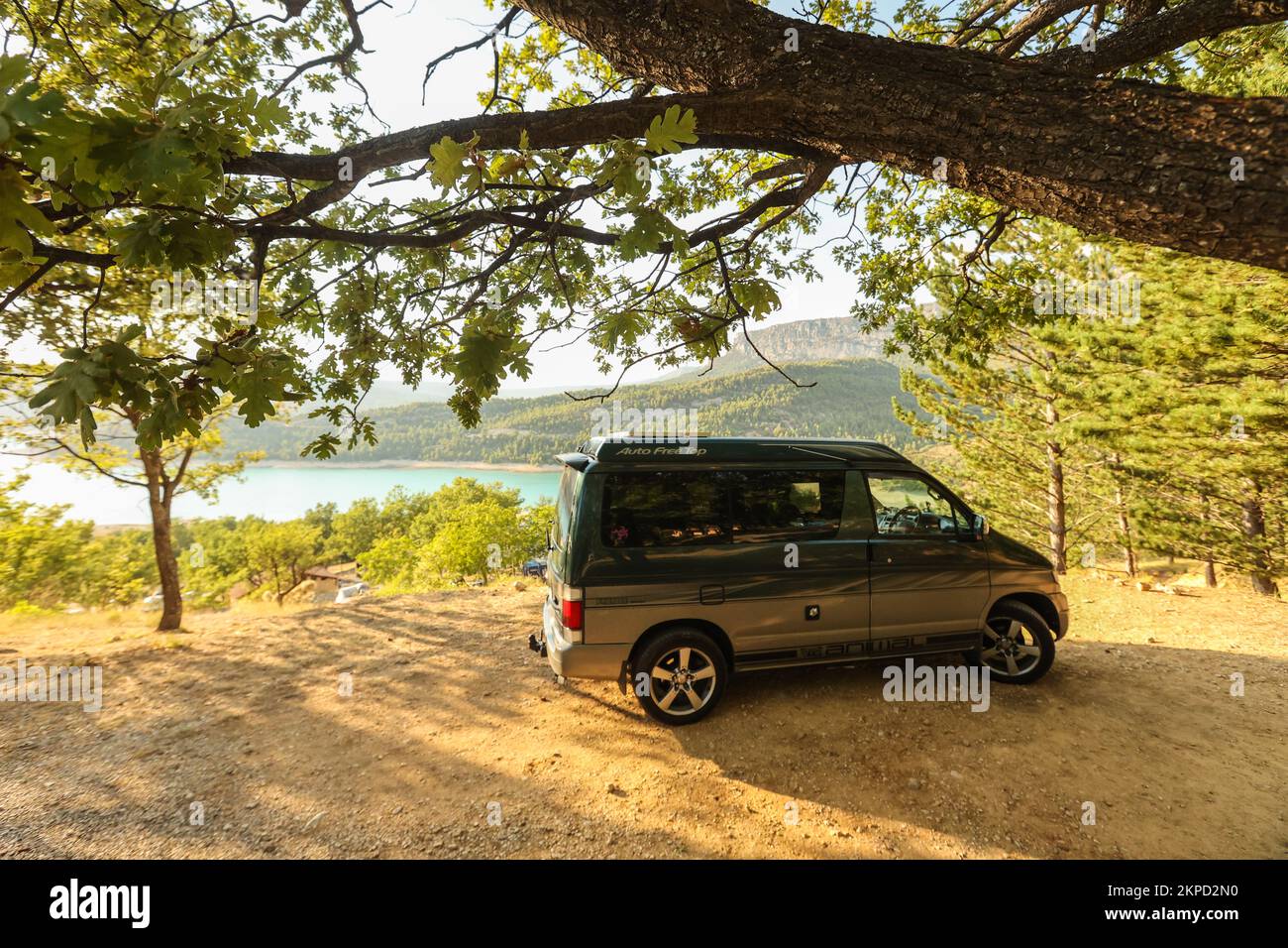 Camping le Galetas, Pont du Galetas, Plage du Galetas, Lac de Sainte Croix, Parc naturel Regional du Verdon, Verdon Gorge, die Verdon Gorge ist ein Flussschlucht in der Region Provence-Alpes-Côte d'Azur im Südosten Frankreichs. Die Gorges du Verdon, der größte Canyon Europas. Die Gorges du Verdon, ein absolutes muss in der Provence, Frankreich und Europa, erwarten Sie und versprechen unvergessliche Erinnerungen! Gilt als französischer „Grand Canyon“. Er ist etwa 25 km lang und bis zu 700 Meter tief. August, Hitzewelle, Sommer, Dürre, trocken, Flussbett, Flussbett, Europa, europäisch Stockfoto