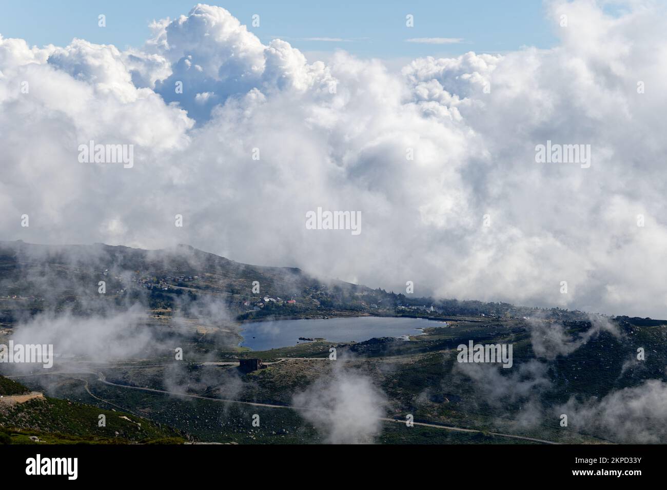 Blick über die Landschaft der Serra da Estrela mit einem See und Häusern. Höchster Berg des kontinentalen Portugals. Reisen um die Welt. Stockfoto