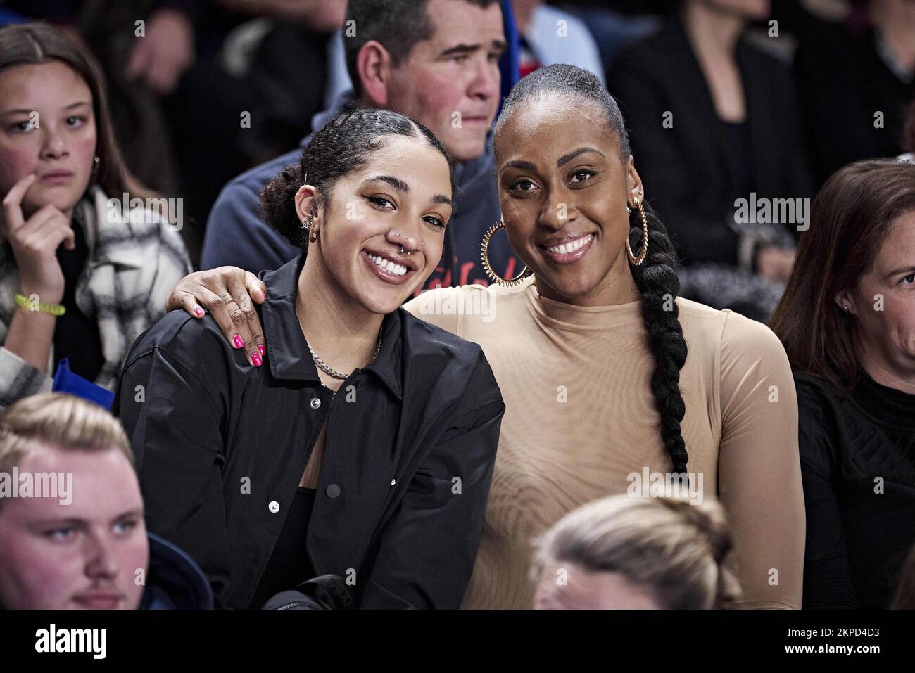 27. November 2022, Rom, Frankreich: Sandring Gruda & Gabby Williams aus Frankreich während des FIBA Women's EuroBasket 2023, Qualifiers Group B, Basketballspiel zwischen Frankreich und der Ukraine am 27. November 2022 in Halle Andre Vacheresse in Roanne, Frankreich - Photo Ann-dee Lamour/DPPI/LiveMedia. (Kreditbild: © Ann-Dee Lamour/LPS via ZUMA Press) Stockfoto