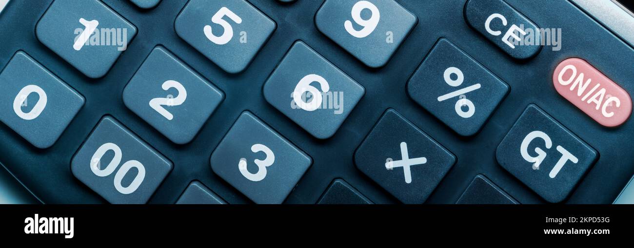 Panorama der Tasten der Rechnertastatur, Nahaufnahme. Grundsymbole der Algebra, einfache mathematische Nomenklatur. Stockfoto