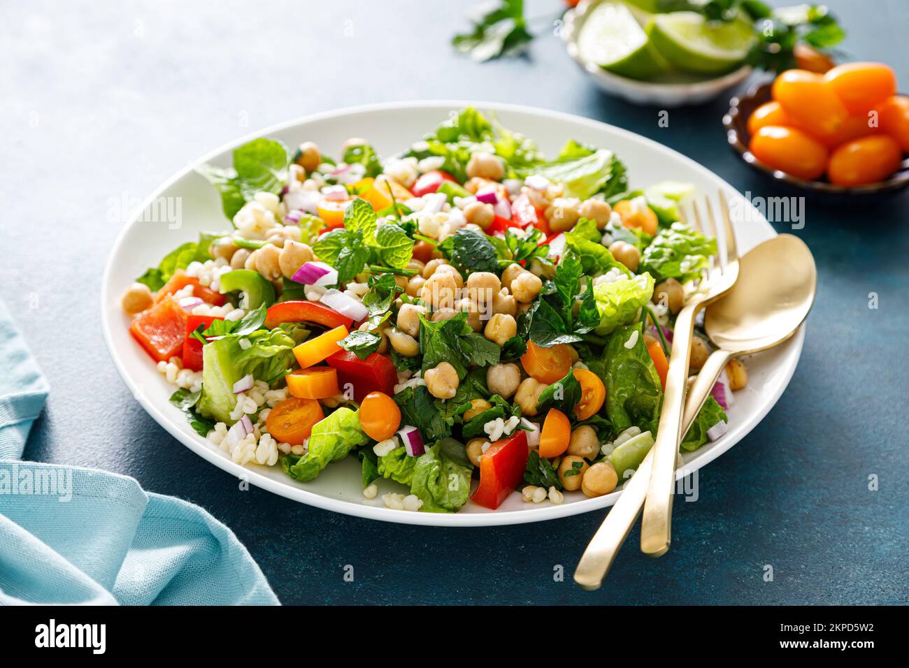 Salat aus Tabbouleh. Tabouli-Salat mit frischer Petersilie, Zwiebeln, Tomaten, Bulgur und Kichererbsen. Gesunde vegetarische Lebensmittel, Ernährung Stockfoto