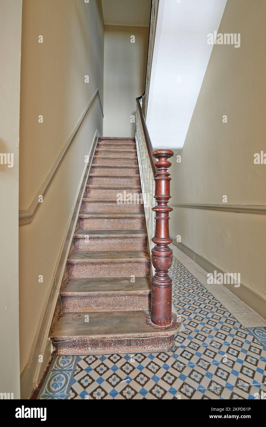 Eingangstür und rostige Holztreppen im Herrentreppenhaus Stockfoto