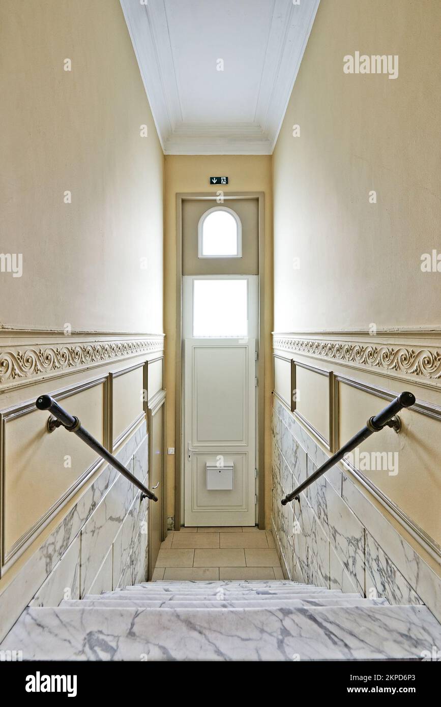 Eingangstür und Marmortreppe im renovierten Herrentreppenhaus Stockfoto