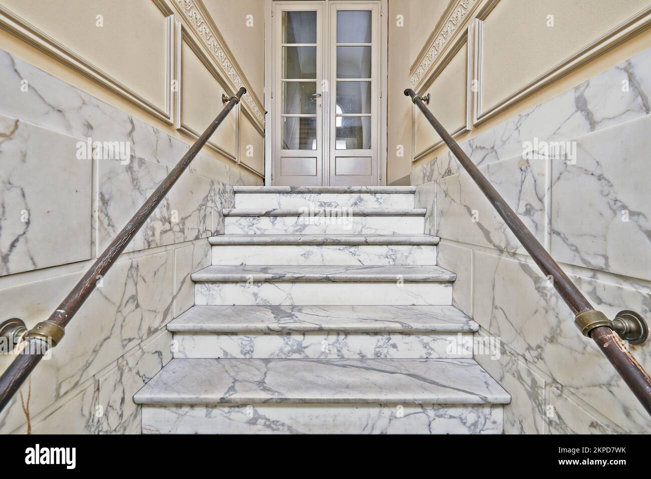 Weiße Marmortreppe im renovierten Treppenhaus. Horizontal und Licht aus Stockfoto