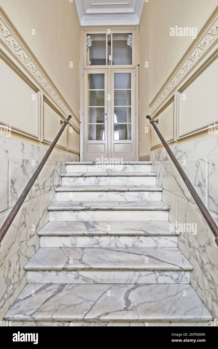 Weiße Marmortreppe im renovierten Treppenhaus. Vertikal und Licht aus Stockfoto