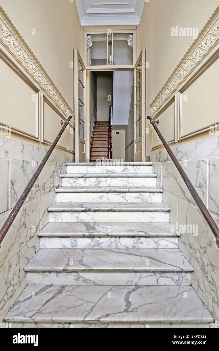 Weiße Marmortreppe im renovierten Treppenhaus. Vertikal und Licht aus Stockfoto