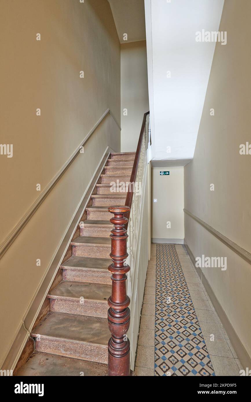 Eingangstür und rostige Holztreppen im Herrentreppenhaus Stockfoto