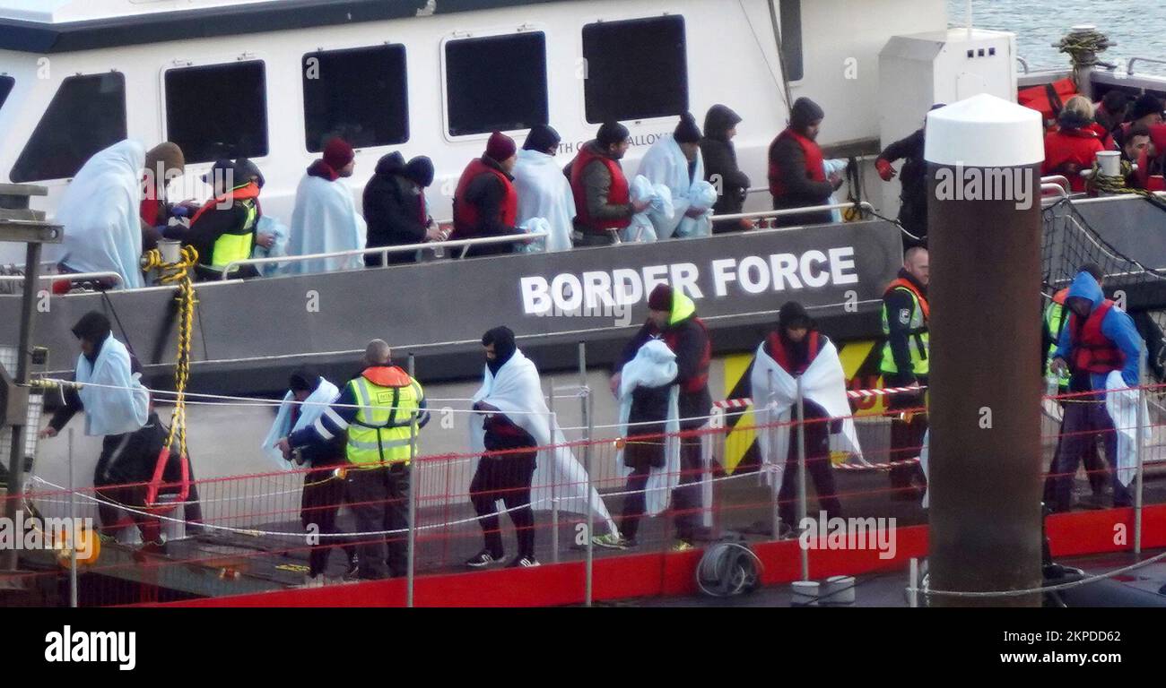 Eine Gruppe von Menschen, die als Migranten gelten, wird nach einem kleinen Bootsunglück im Ärmelkanal nach Dover, Kent, an Bord eines Border Force Schiffes gebracht. Foto: Montag, 28. November 2022. Stockfoto