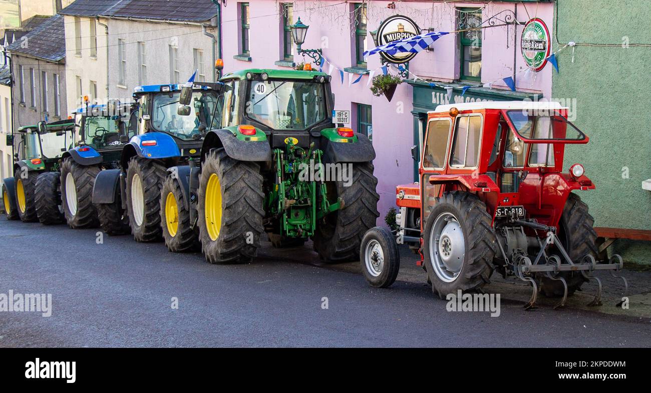 Line of Farm Tractors parkt vor dem Dorfkneipe in West Cork, Irland. Stockfoto