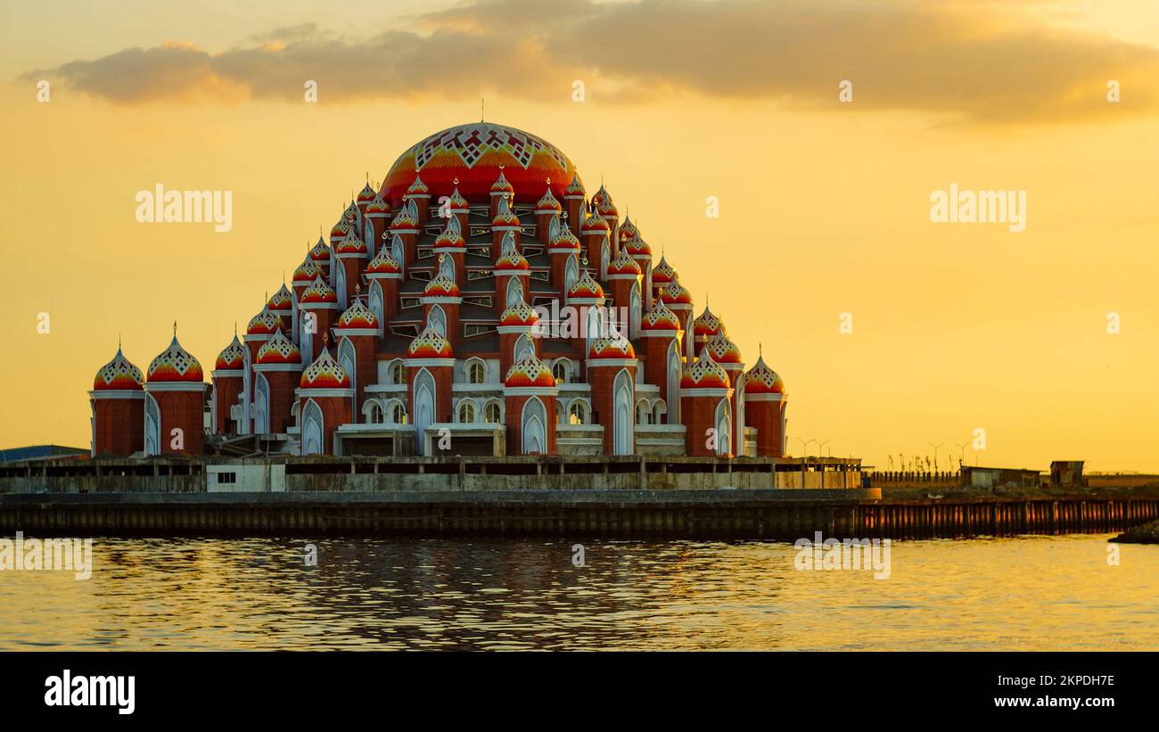 Die 99 Domes Moschee mit dem umliegenden ruhigen See in Makassar, Indonesien Stockfoto