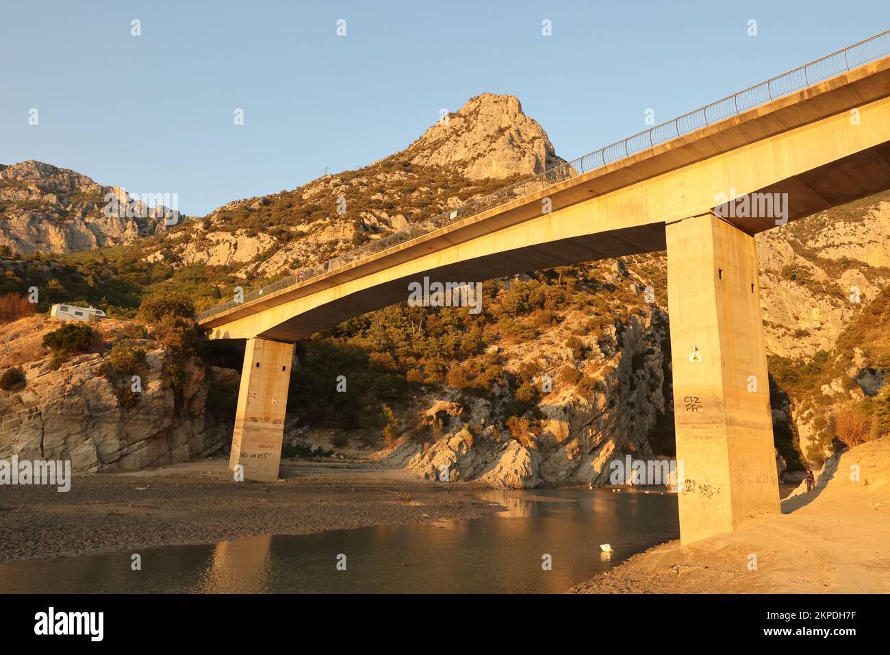 Camping le Galetas, Pont du Galetas, Plage du Galetas, Lac de Sainte Croix, Parc naturel Regional du Verdon, Verdon Gorge, die Verdon Gorge ist ein Flussschlucht in der Region Provence-Alpes-Côte d'Azur im Südosten Frankreichs. Die Gorges du Verdon, der größte Canyon Europas. Die Gorges du Verdon, ein absolutes muss in der Provence, Frankreich und Europa, erwarten Sie und versprechen unvergessliche Erinnerungen! Gilt als französischer „Grand Canyon“. Er ist etwa 25 km lang und bis zu 700 Meter tief. August, Hitzewelle, Sommer, Dürre, trocken, Flussbett, Flussbett, Europa, europäisch Stockfoto